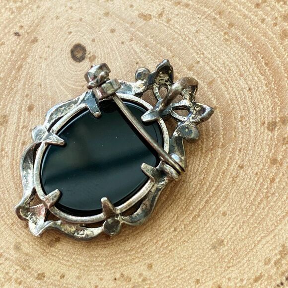 Vintage Sterling Silver Black Onyx Brooch with Opalescent Mother of Pearl Cameo - Picture 4 of 5